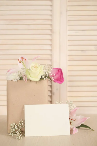 Flores em saco de papel — Fotografia de Stock