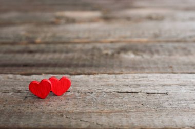 Ahşap üzerine küçük kırmızı Kalpler