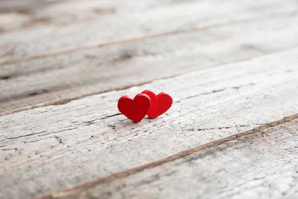 Ahşap üzerine küçük kırmızı Kalpler