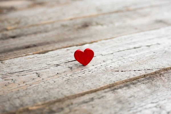 Malé červené srdce na dřevo — Stock fotografie
