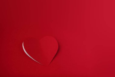 Kağıt arkaplanda kalp kesimi