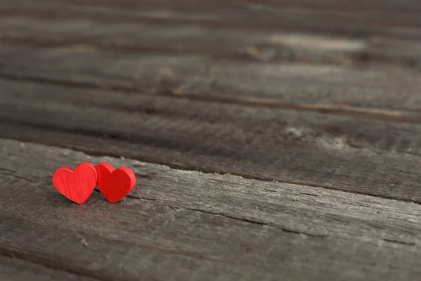 Pequeños corazones rojos en madera — Foto de Stock