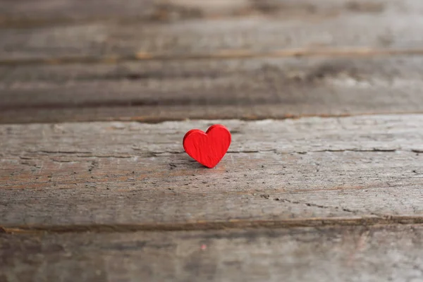 Pequeño corazón rojo en madera — Foto de Stock