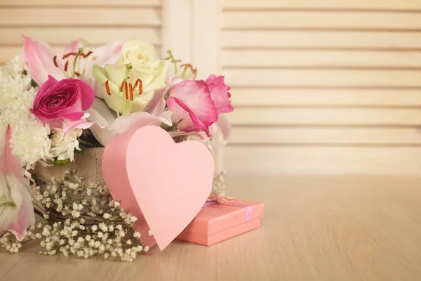 Blommor och alla hjärtans dag-kort — Stockfoto