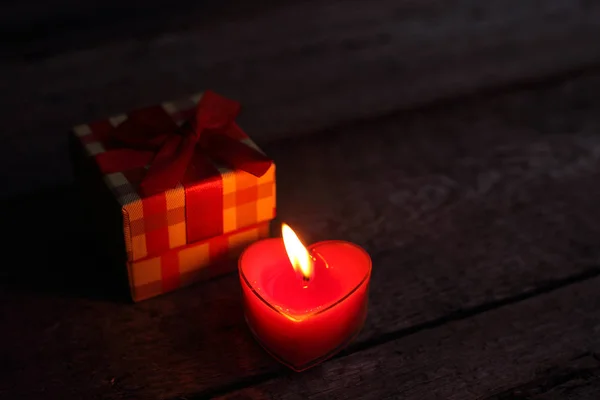 Горящая свеча в форме сердца — стоковое фото