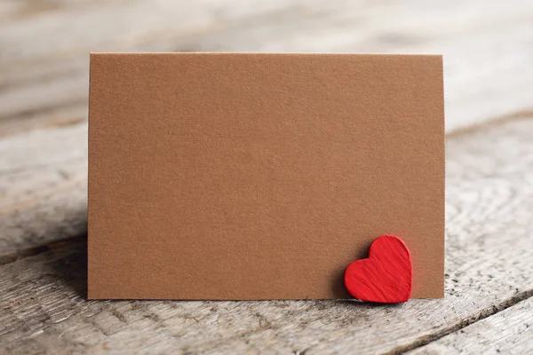 Cartão de saudação em branco e coração — Fotografia de Stock
