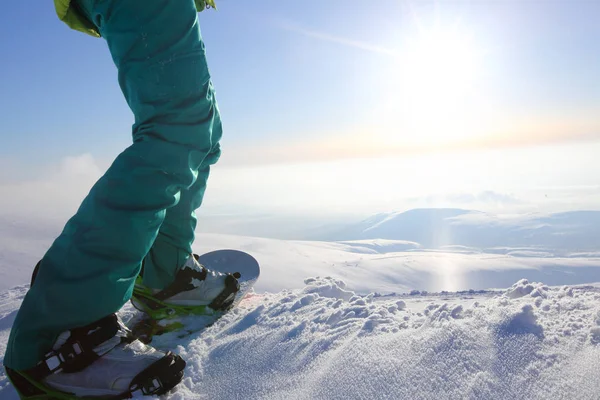 Snowboarder andar na encosta — Fotografia de Stock