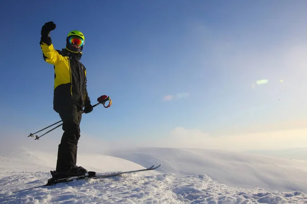 Kayak pistinde kayakçı — Stok fotoğraf