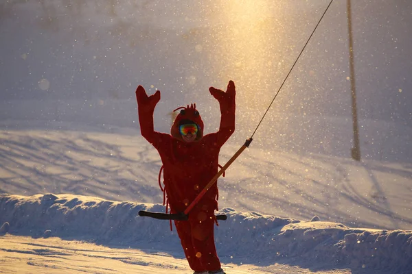 Snowboarder en costume drôle de crevettes — Photo