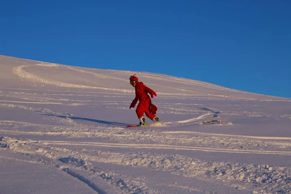 Snowboarder in costume divertente gamberetti — Foto Stock