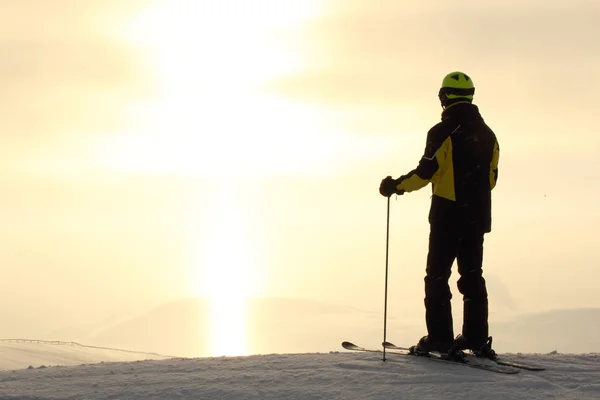 Skieur sur piste de ski — Photo