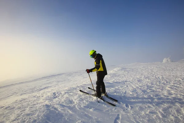 Лыжник на лыжном склоне — стоковое фото