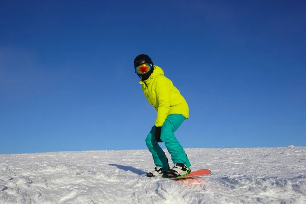 Snowboarder riding on slope Royalty Free Stock Photos