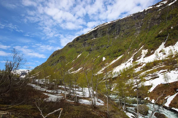Bahar dağlar ve eriyen kar — Stok fotoğraf