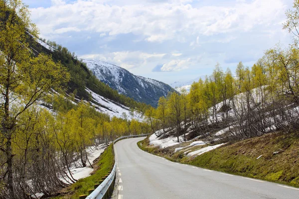 Frühlingsberge und schmelzender Schnee — Stockfoto