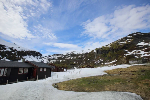 Lente bergen en smeltende sneeuw — Stockfoto