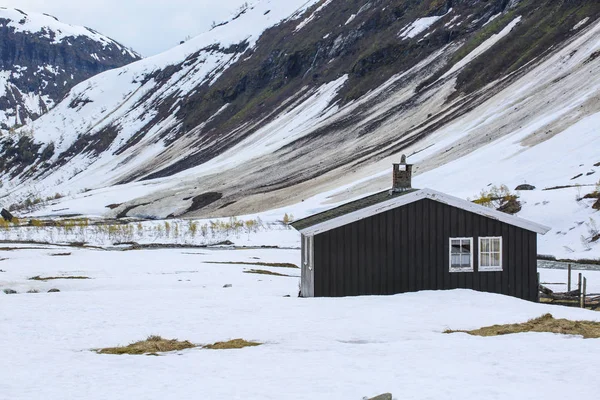 Våren berget dalen — Stockfoto