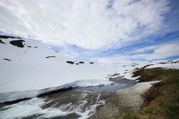 Våren glaciala floden i bergen — Stockfoto