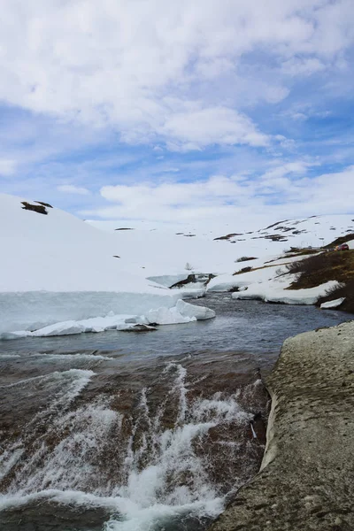 Весняна льодовикова річка в горах — стокове фото