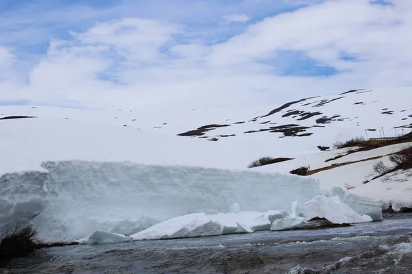 Våren glaciala floden i bergen — Stockfoto