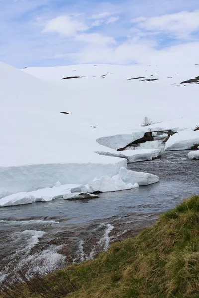 Río glacial de primavera en las montañas — Foto de Stock