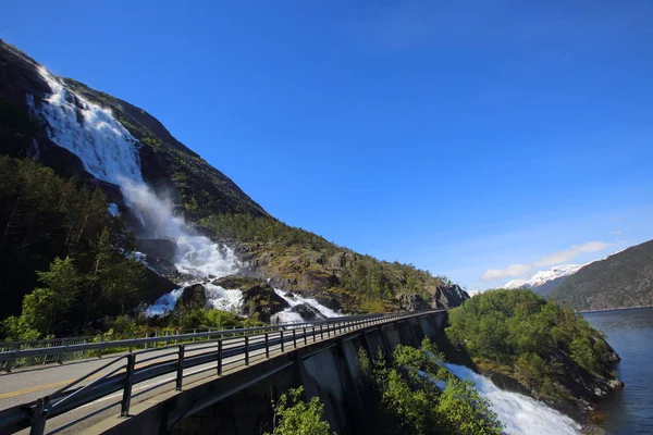 夏の Langfossen 滝 — ストック写真