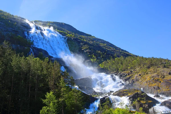 Wasserfall Langfossen im Sommer — Stockfoto