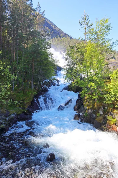 Langfossen vattenfall i sommar — Stockfoto