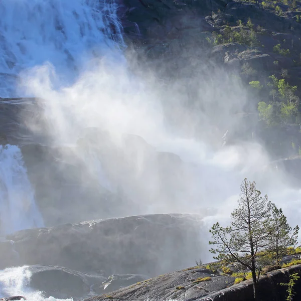 Лангфоссенский водопад летом — стоковое фото