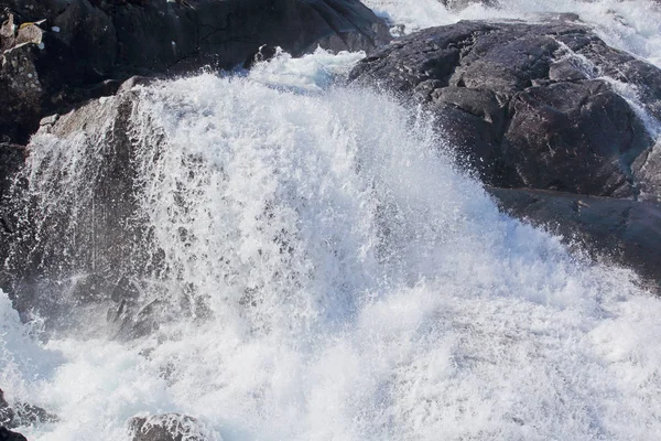 夏の Langfossen 滝 — ストック写真