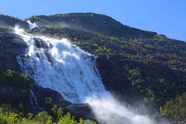 Langfossen vattenfall i sommar — Stockfoto
