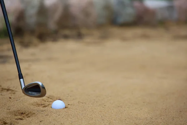 Golfball im Sandbunker — Stockfoto