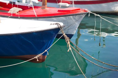 Tekneler, bağlı turkuaz deniz ile sabitlemek