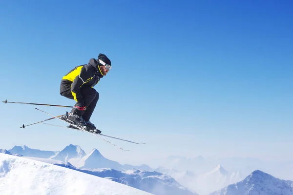 山スキーヤーはジャンプ — ストック写真