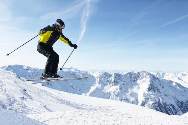 Прыгун на лыжах в горах — стоковое фото