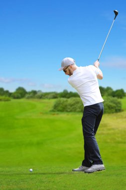 Golfçü bir golf topu vurmak