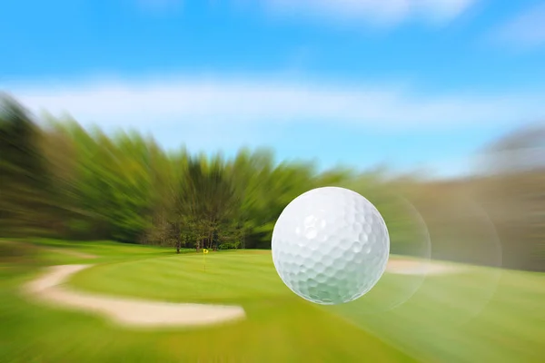 Flygande golfboll — Stockfoto