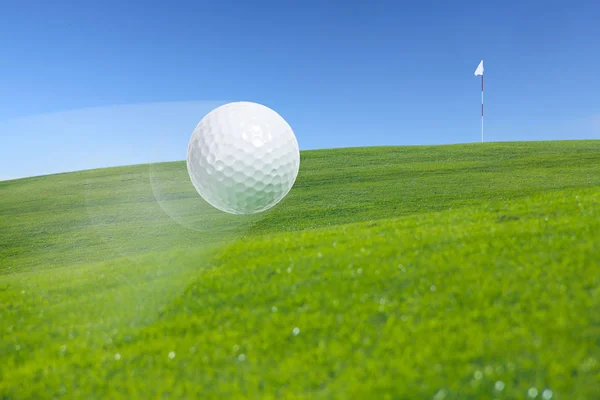 Fliegender Golfball — Stockfoto
