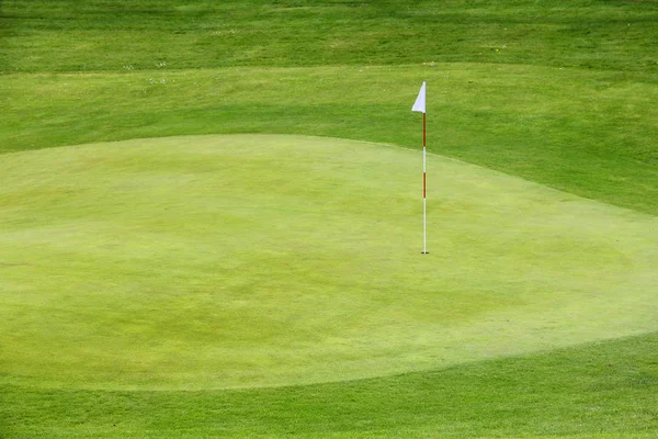 Bandera de golf en la hierba verde — Foto de Stock