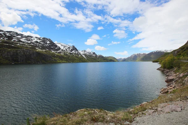 Norveç 'te fiyort ve dağlar — Stok fotoğraf