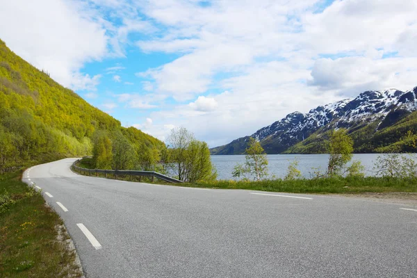 Живописная норвежская дорога — стоковое фото