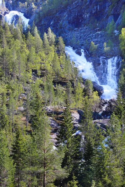 Водопад в горах Норвегии — стоковое фото
