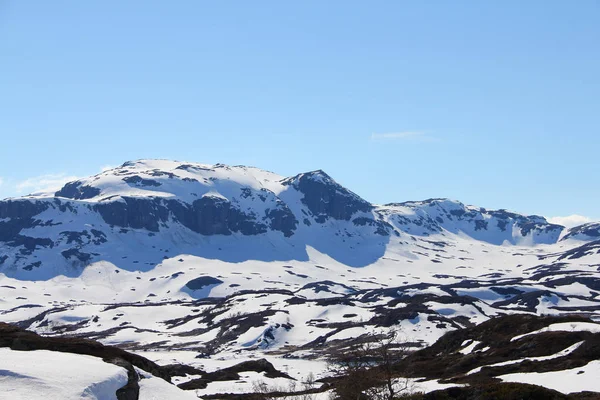 Highland bergdal in het voorjaar — Stockfoto