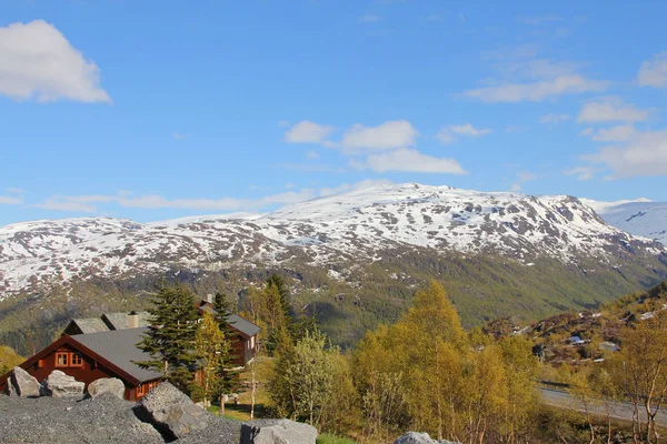 Montanhas primavera da Noruega — Fotografia de Stock