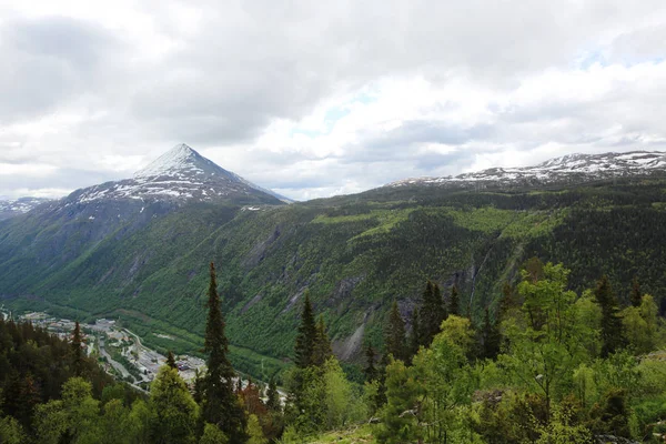 Hegyi Gaustatoppen és Rjukan — Stock Fotó