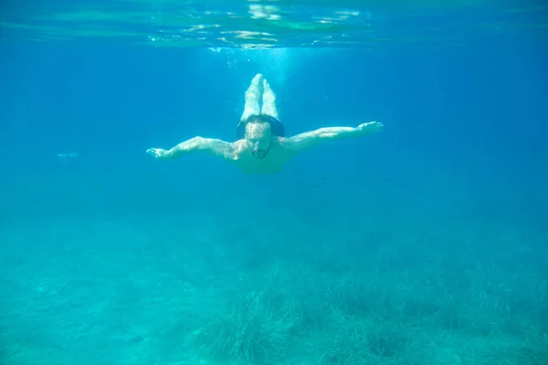 Homem nadando debaixo d 'água — Fotografia de Stock