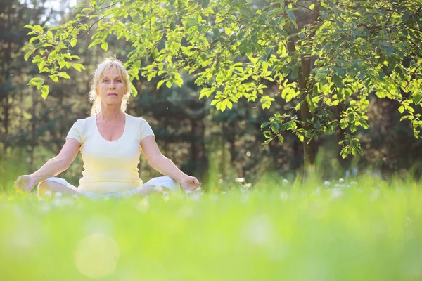 Yoga-Frau im Park — Stockfoto