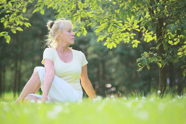 Donna yoga nel parco — Foto Stock