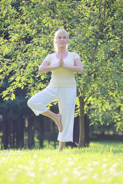 Yoga-Frau im Park — Stockfoto