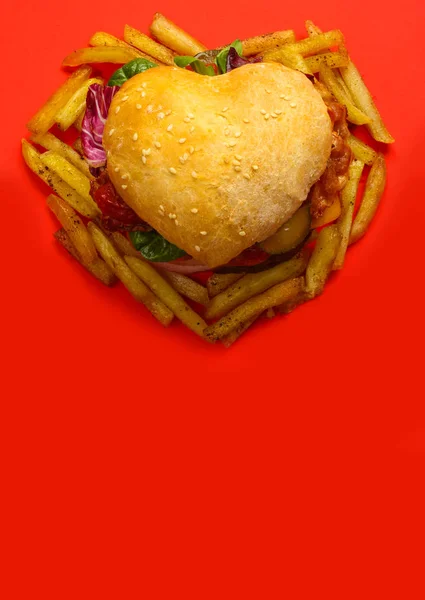 Hamburger w kształcie serca — Zdjęcie stockowe